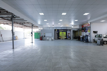 Al Meeraj Auto Repairing Workshop - Ev, Hybird Car Repair Expert - Inside