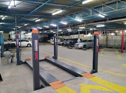AL RASHEED GARAGE - Inside