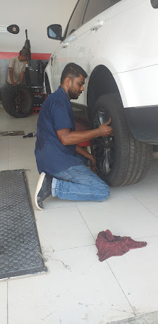 AL HAYAT TYRES &OIL CHANGING - Workshop