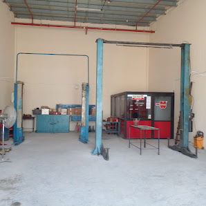 Wheel On The Road Car Repair In Abu Dhabi - Workshop