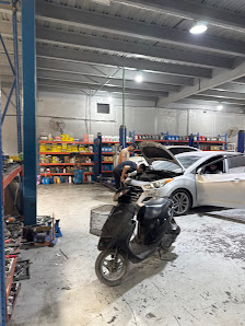 Grand city auto services- Car Tire Shop | Car Repair & Car Service in Al Quoz, Dubai - Workshop