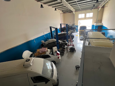 Perfect Auto Maintenance Workshop - Inside