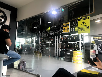 Stop&Go - Your Everyday Car Garage - Inside
